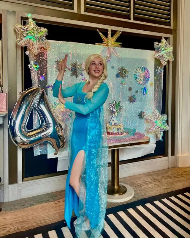 Give the gift of Elsa this Christmas @magicwishparties www.magicwish.co.uk #childrenspartyentertainment #childrensentertainment